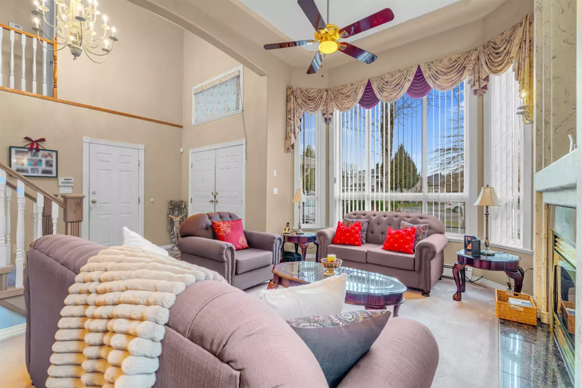 Living Room Photo of 15878 99a Avenue, Surrey, BC