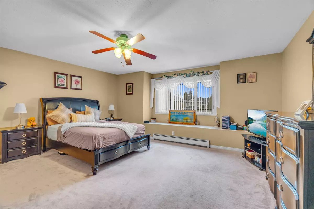 Powder Room Photo of 15878 99a Avenue, Surrey, BC