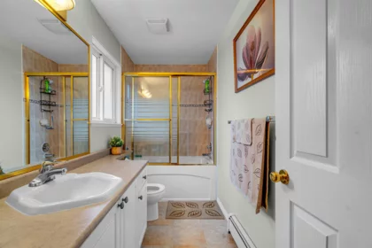 Entry Foyer Photo of 15878 99a Avenue, Surrey, BC