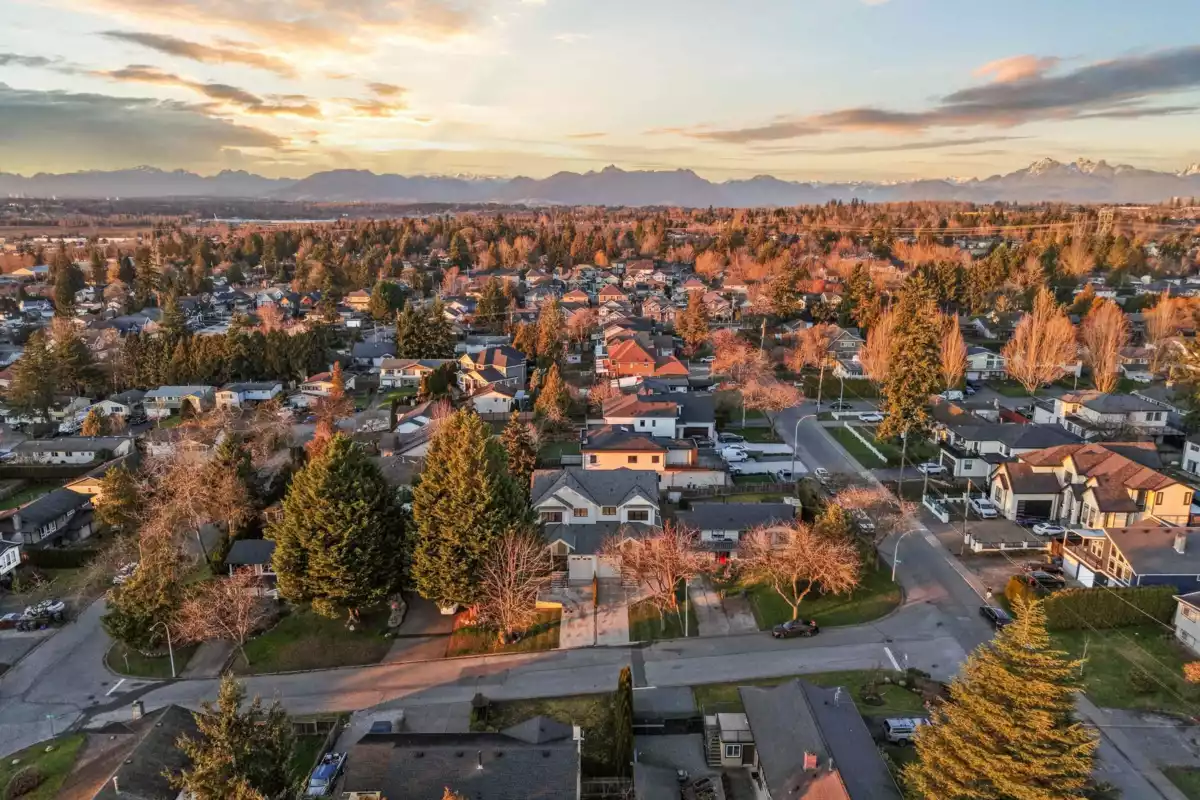 Front Yard Photo of 101 18171 59 Avenue, Surrey, BC
