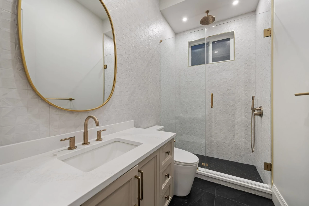 Primary Bathroom Photo of 101 18171 59 Avenue, Surrey, BC