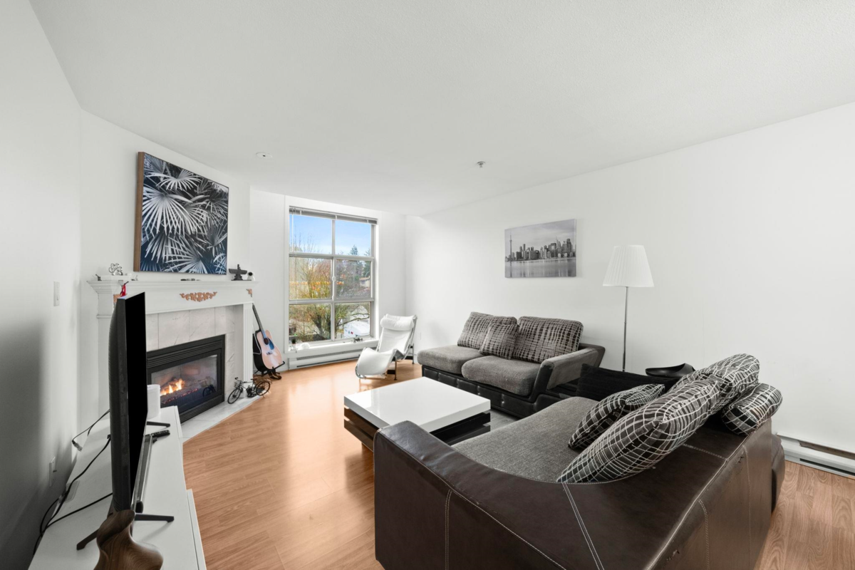 Dining Area Photo of 25 2378 Rindall Avenue, Port Coquitlam, BC