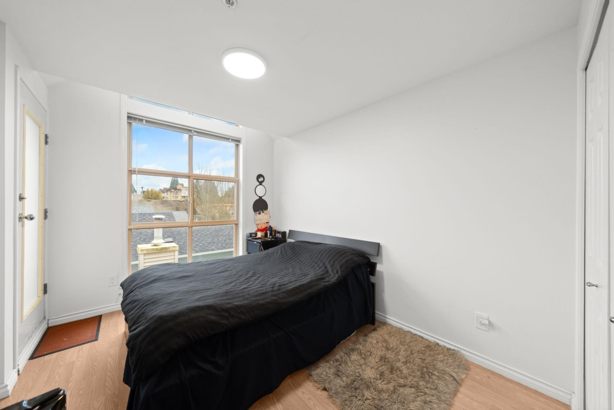 Guest Bathroom Photo of 25 2378 Rindall Avenue, Port Coquitlam, BC