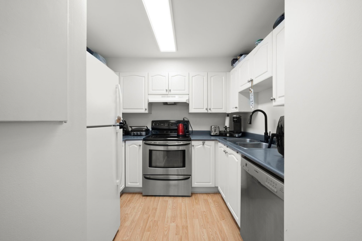 Kitchen Island Photo of 25 2378 Rindall Avenue, Port Coquitlam, BC
