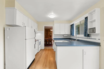 Kitchen Island Photo of 1970 Gordon Avenue, West Vancouver, BC