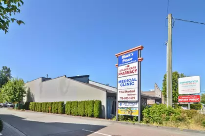 Front Yard Photo of 302 22722 Lougheed Highway, Maple Ridge, BC