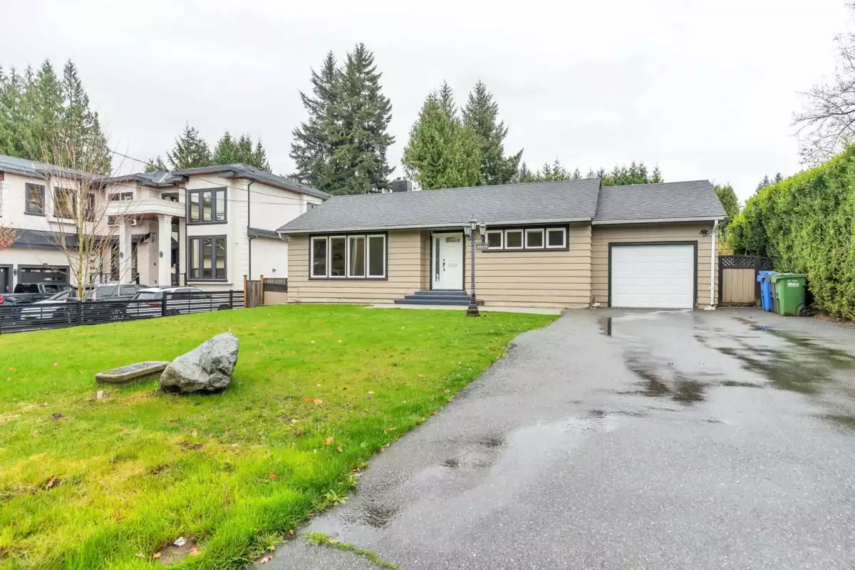Living Room Photo of 33670 Lincoln Road, Abbotsford, BC