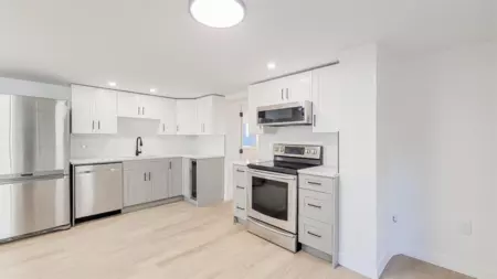 Kitchen Island Photo of 1515 Eighth Avenue, New Westminster, BC