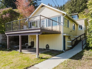 462 Central Avenue, Gibsons, BC, Gibsons — Single Family Residence for sale