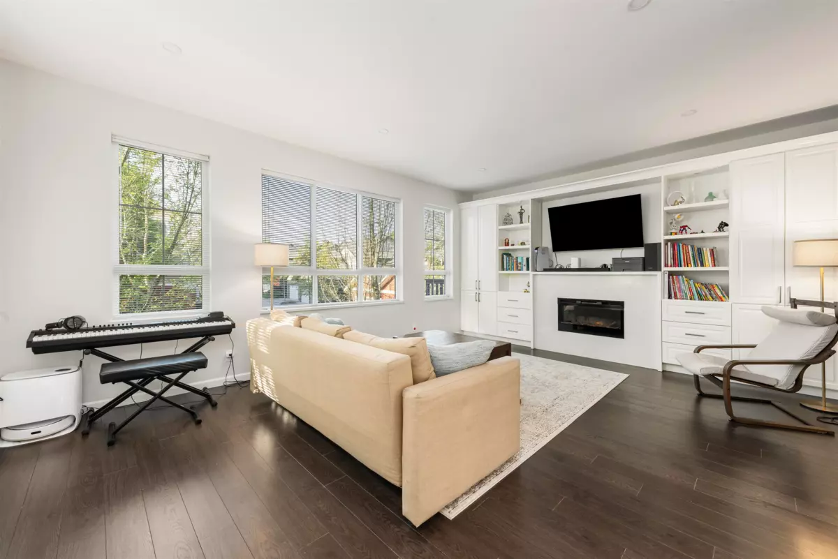 Family Room Photo of 1 19505 68a Avenue, Surrey, BC