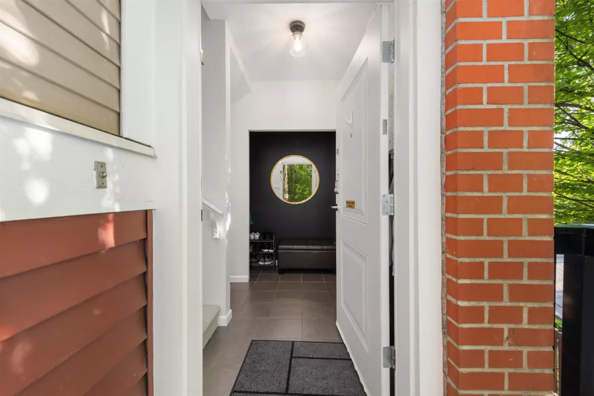Living Room Photo of 1 19505 68a Avenue, Surrey, BC