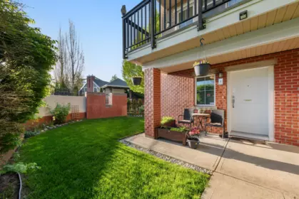 Front Yard Photo of 1 19505 68a Avenue, Surrey, BC
