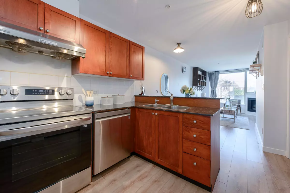 Dining Area Photo of 206 3089 Oak Street, Vancouver, BC
