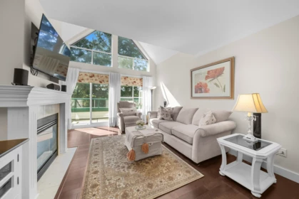 Breakfast Nook Photo of 408 33280 E Bourquin Crescent, Abbotsford, BC