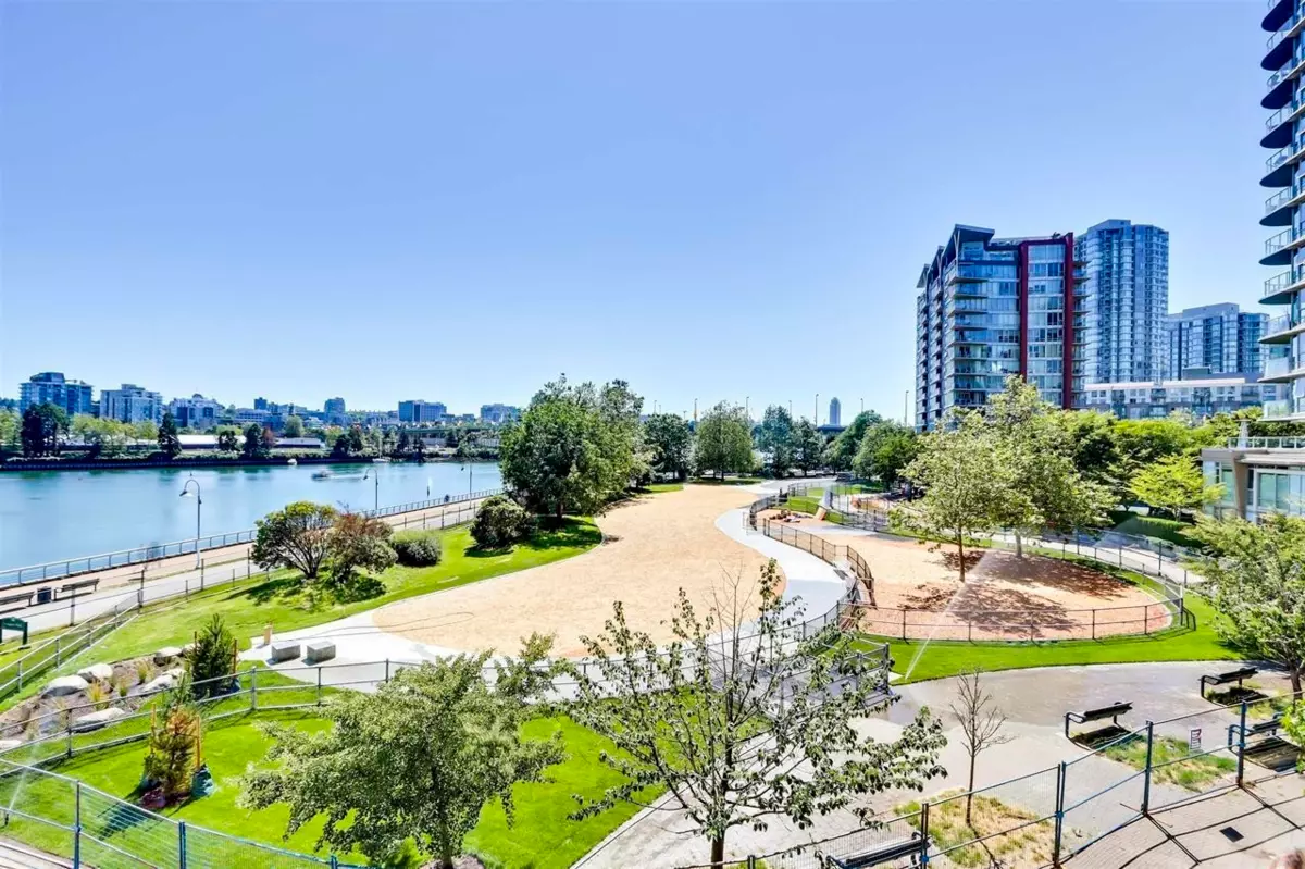 Exterior Rear Photo of 305 8 Smithe Mews, Vancouver, BC