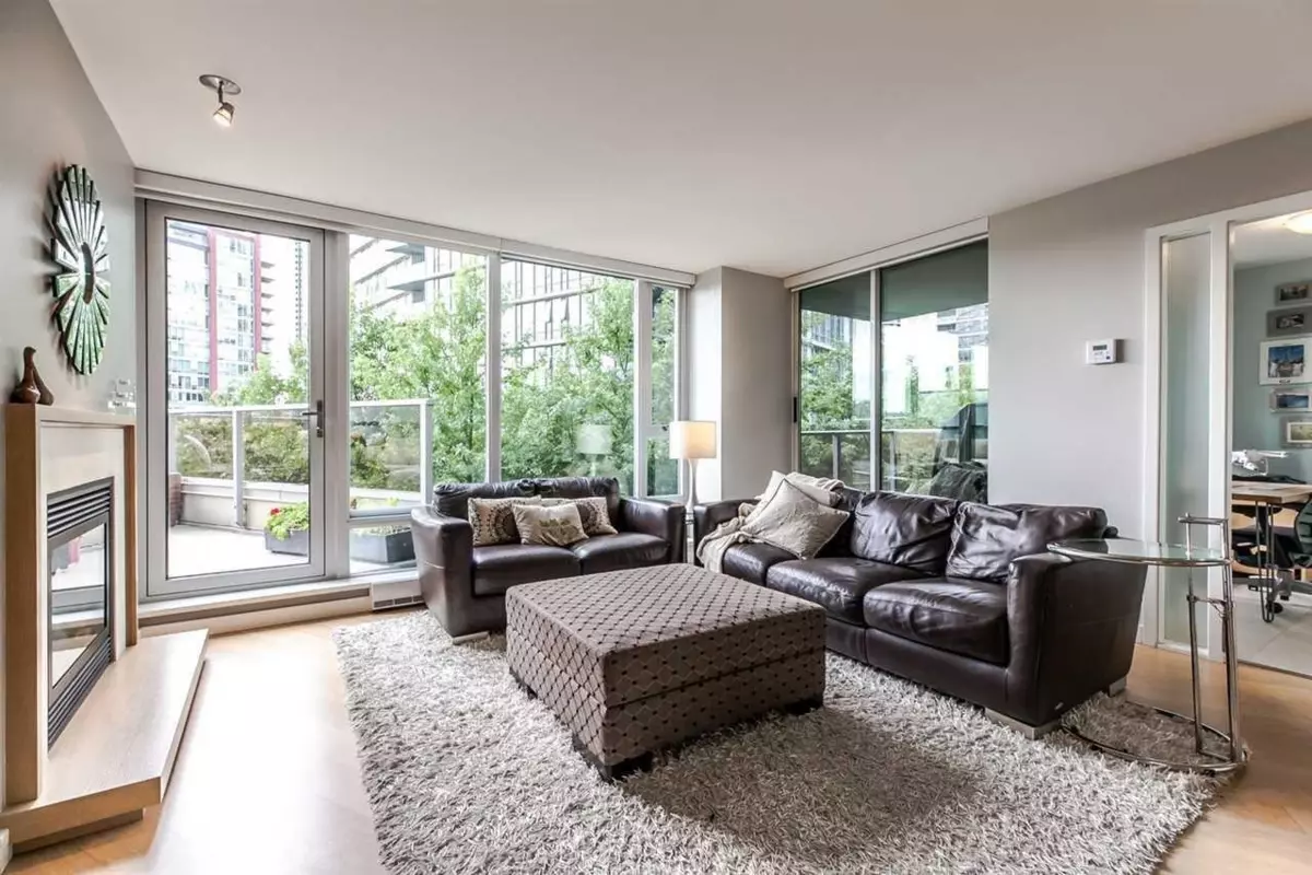 Family Room Photo of 305 8 Smithe Mews, Vancouver, BC