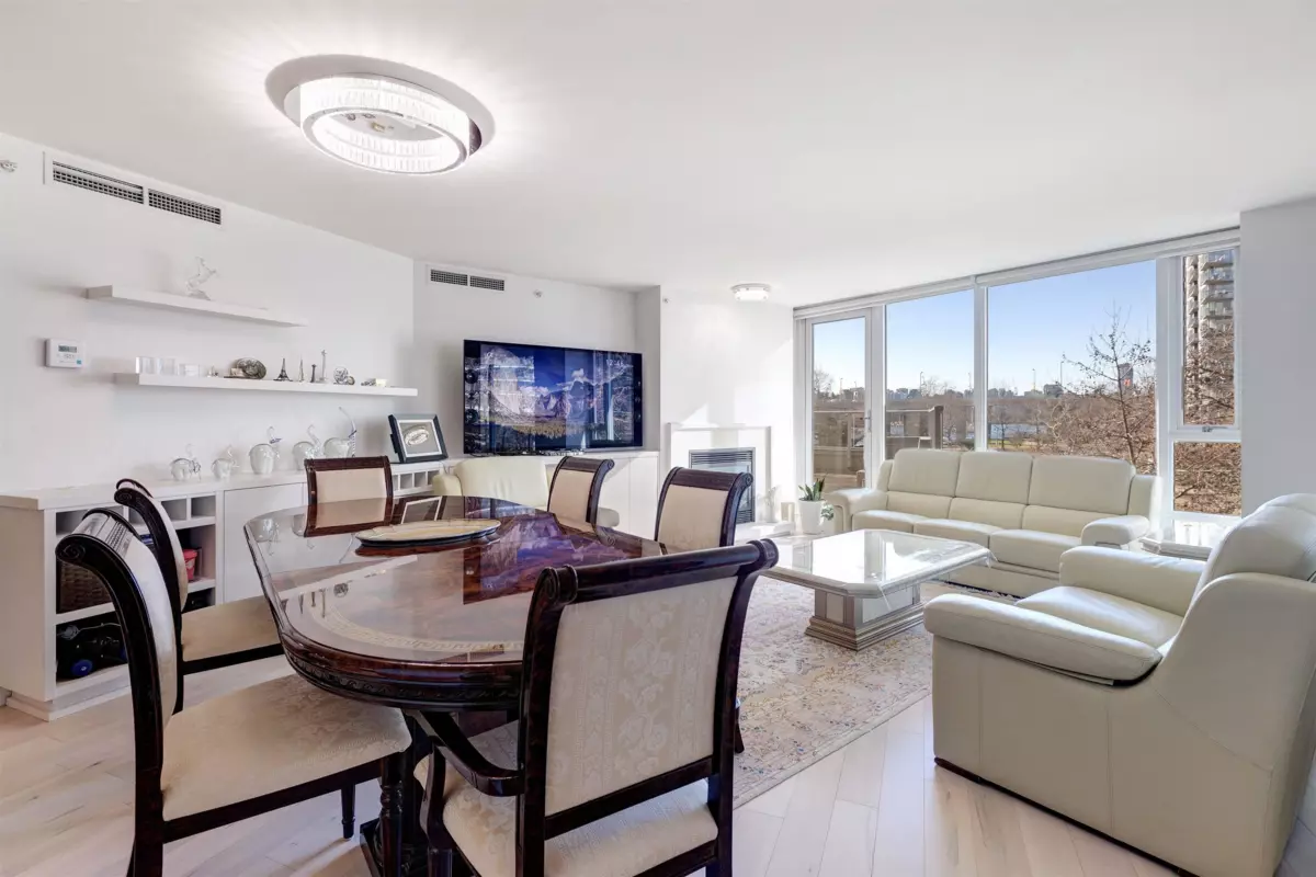 Living Room Photo of 305 8 Smithe Mews, Vancouver, BC