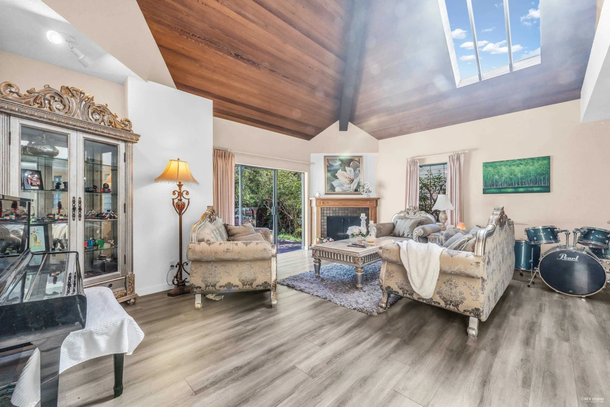 Living Room Photo of 1040 Jefferson Avenue, West Vancouver, BC