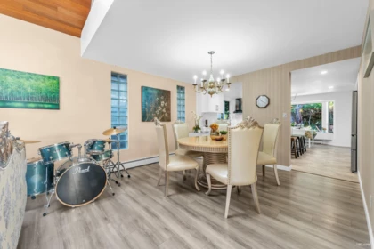 Kitchen Island Photo of 1040 Jefferson Avenue, West Vancouver, BC