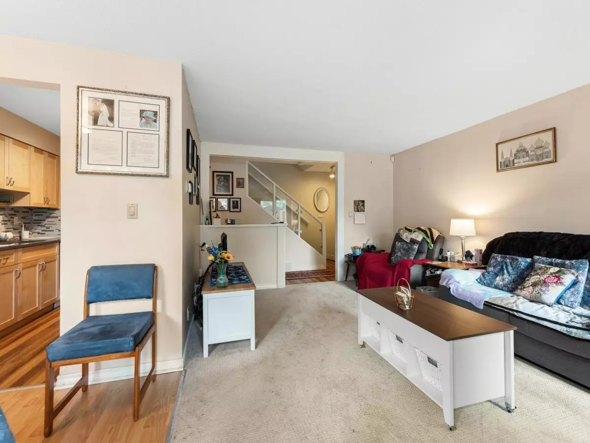 Dining Area Photo of 5 10595 153 Street, Surrey, BC