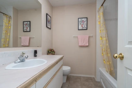 Hallway Photo of 15911 111 Avenue, Surrey, BC