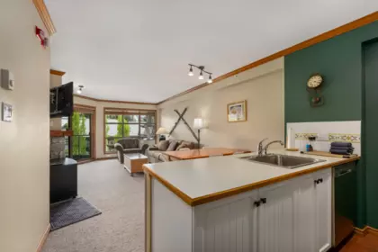 562 4800 Spearhead Drive, Whistler, BC, Whistler — Apartment/Condo for sale