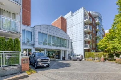 403 688 Fairchild Road, Vancouver, BC, Vancouver — Apartment/Condo for sale