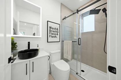 Hot Tub / Spa Photo of 1 1967 E 13th Avenue, Vancouver, BC
