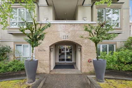 Entry Foyer Photo of 302 228 E 14th Avenue, Vancouver, BC