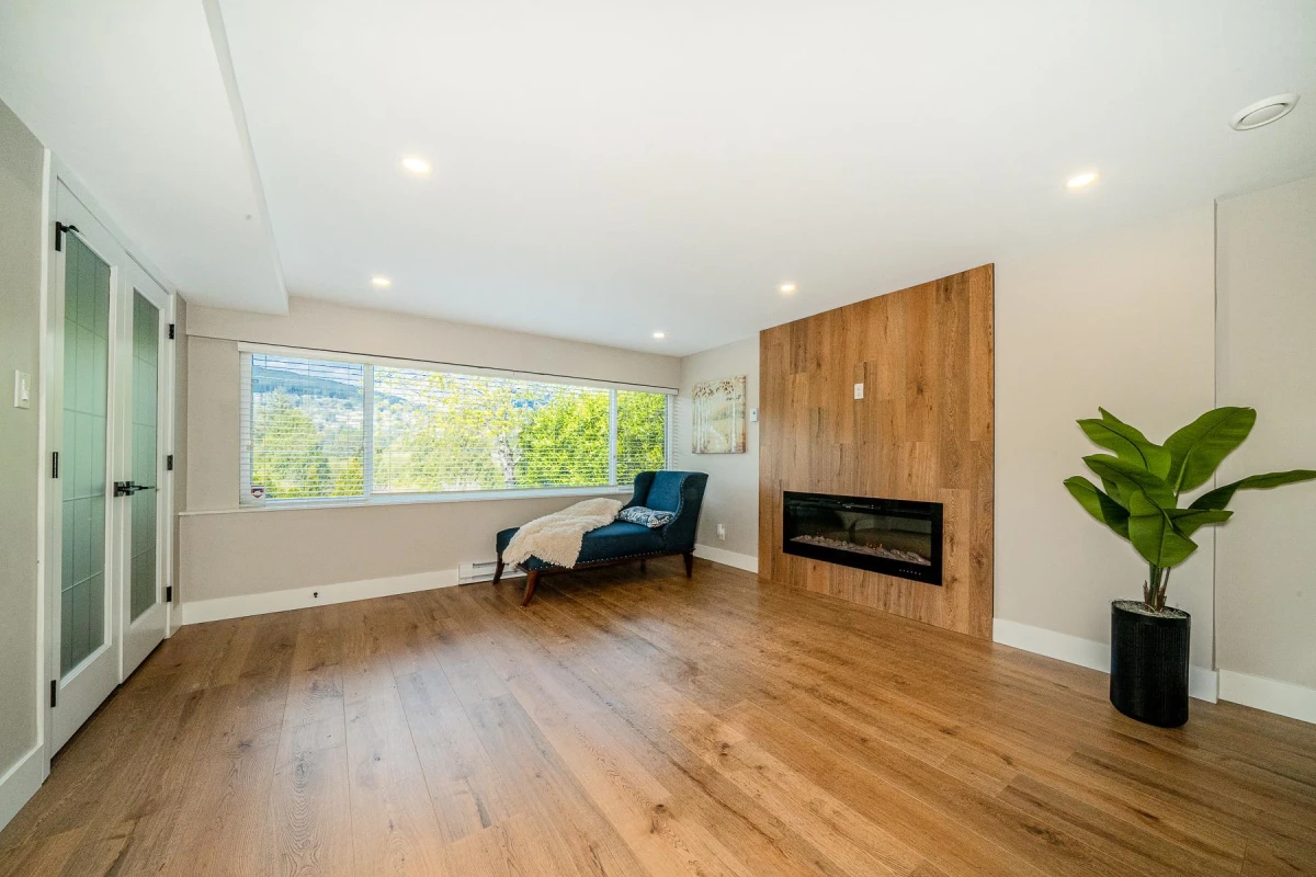 Family Room Photo of 880 Jefferson Avenue, West Vancouver, BC