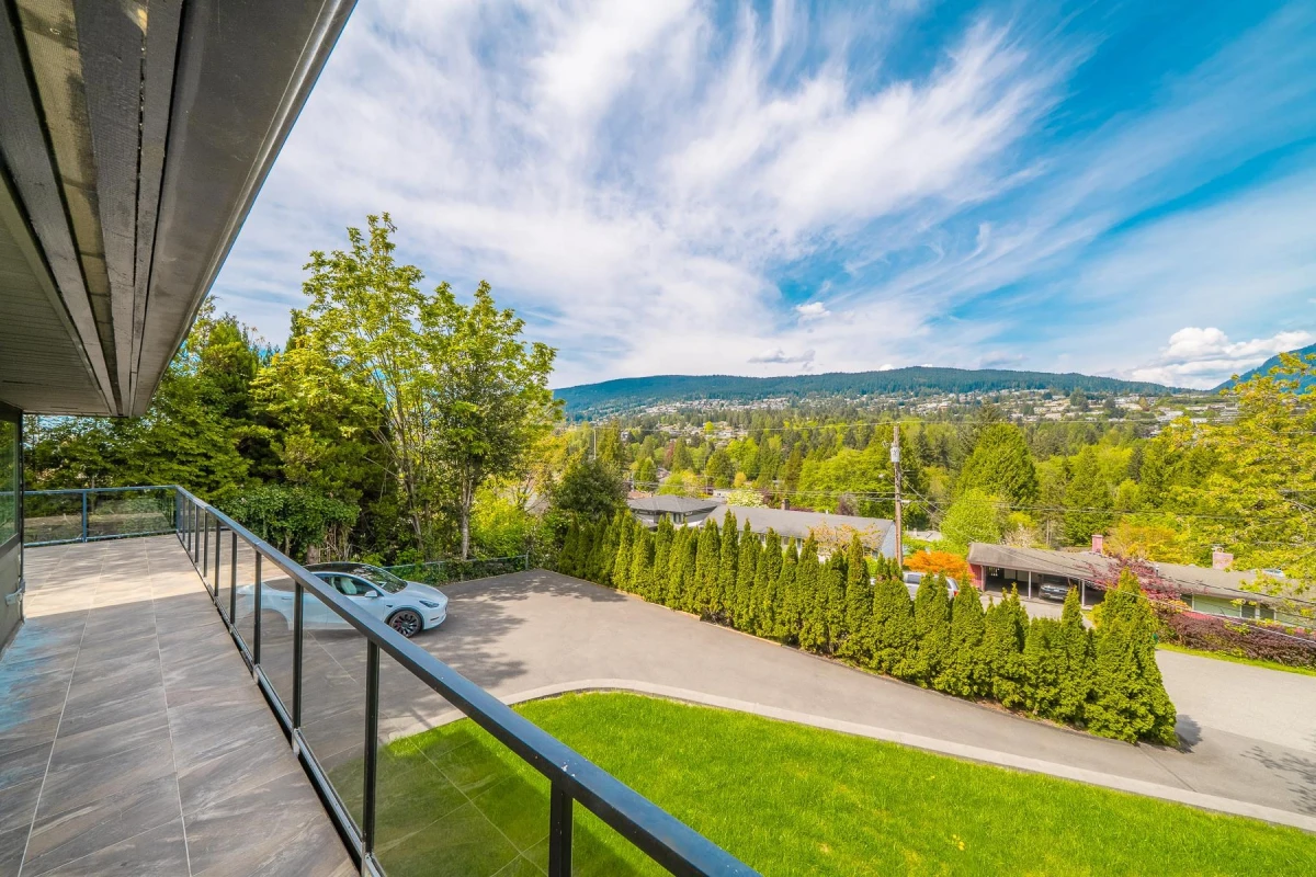 Living Room Photo of 880 Jefferson Avenue, West Vancouver, BC