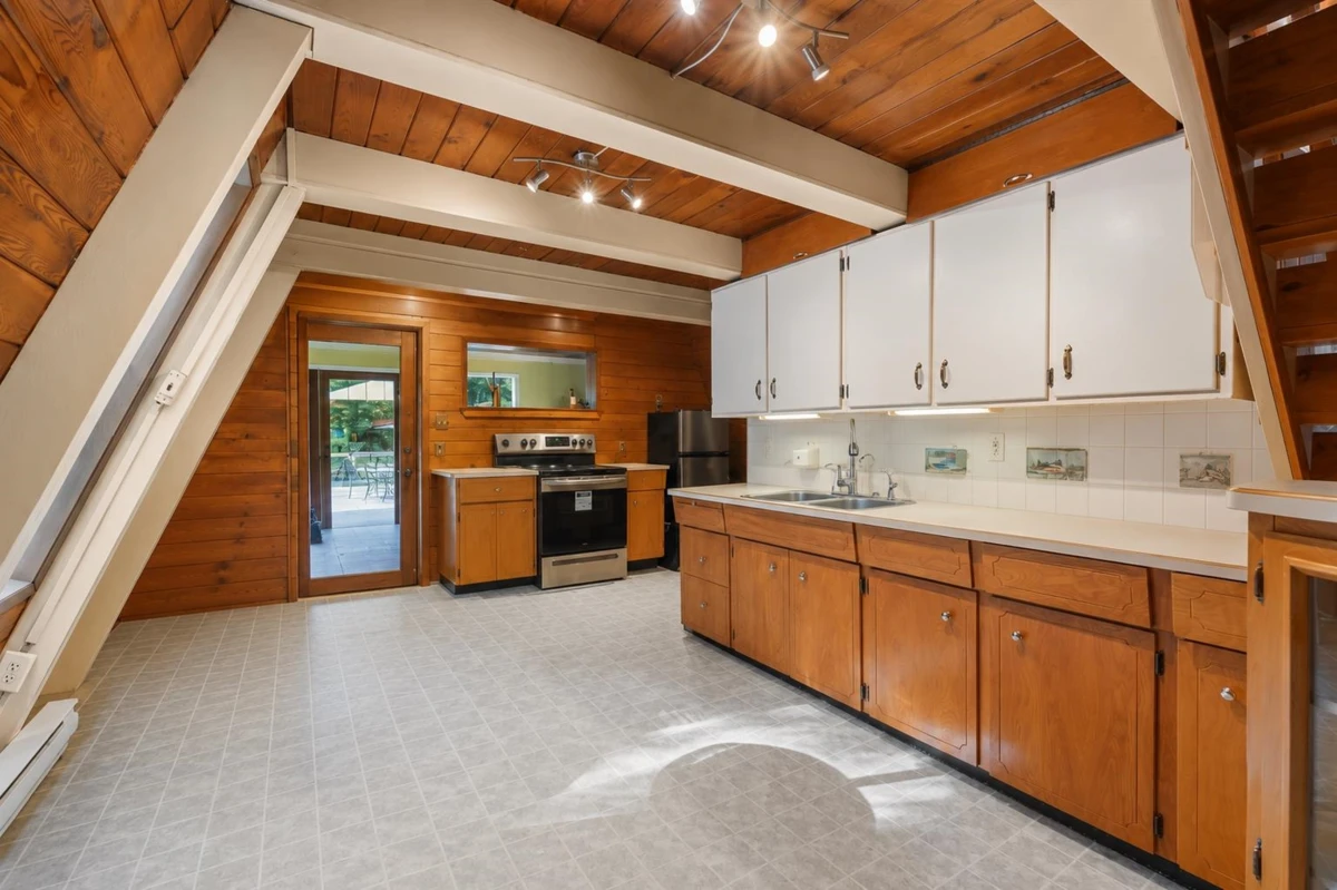 Family Room Photo of 19393 Silver Skagit Road, Hope, BC