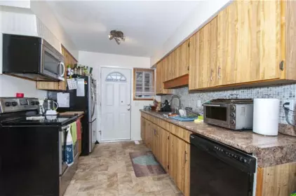 Kitchen Photo of 1835 King George Boulevard, Surrey, BC