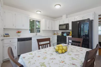 Kitchen Photo of 6079 173a Street, Surrey, BC
