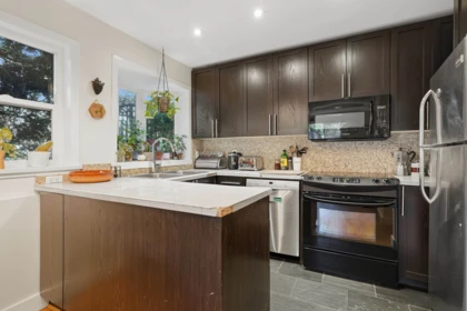 Kitchen Island Photo of 1 1606 W 10th Avenue, Vancouver, BC