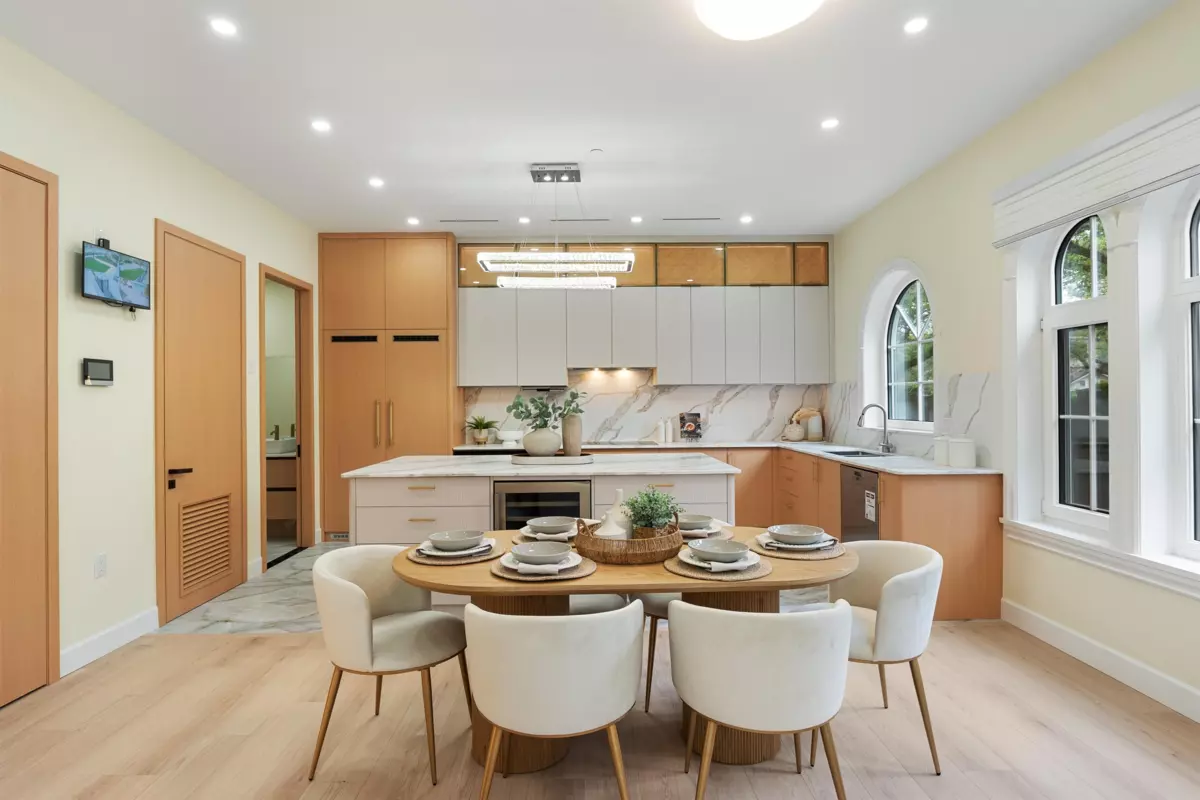 Dining Area Photo of 2 4503 W 15th Avenue, Vancouver, BC