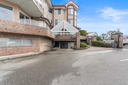 Front Yard Photo of 208 32669 George Ferguson Way, Abbotsford, BC