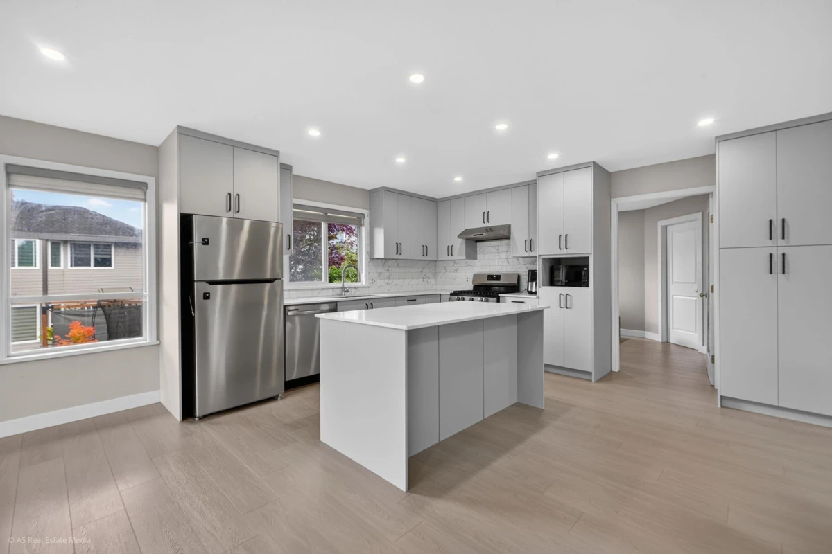 Living Room Photo of 9416 163a Street, Surrey, BC
