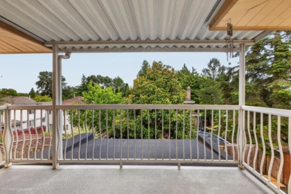 Entry Foyer Photo of 9416 163a Street, Surrey, BC