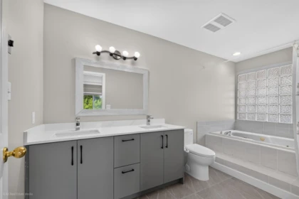 Mudroom Photo of 9416 163a Street, Surrey, BC