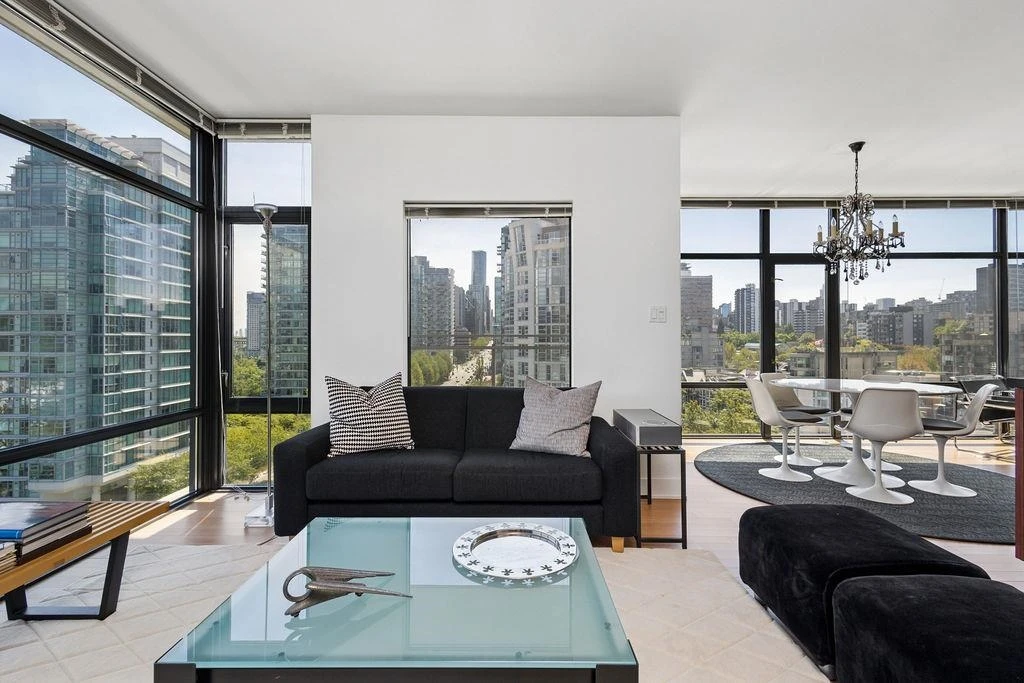Dining Area Photo of 1001 1863 Alberni Street, Vancouver, BC