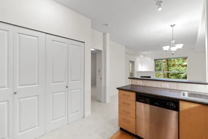 Kitchen Island Photo of 208 3151 Connaught Crescent, North Vancouver, BC