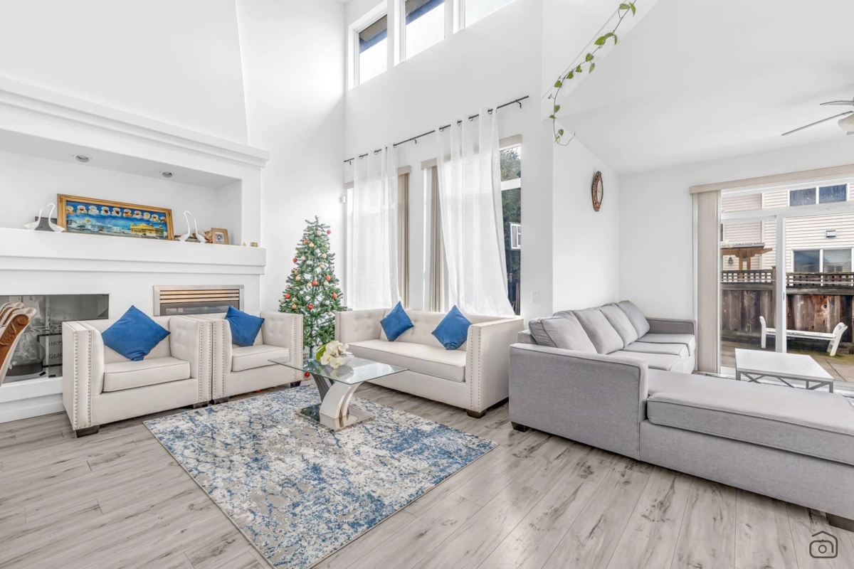 Kitchen Island Photo of 14867 58a Avenue, Surrey, BC