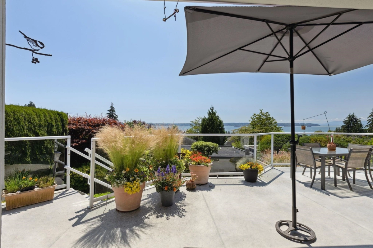 Family Room Photo of 2136 Nelson Avenue, West Vancouver, BC