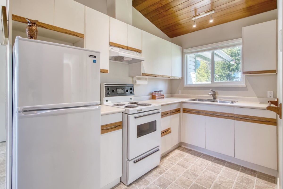 Basement Recreation Room Photo of 13282 Keelson Road, Garden Bay, BC