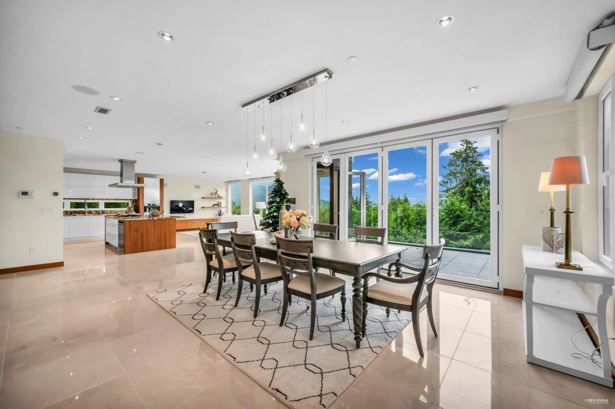 Kitchen Photo of 518 Ballantree Place, West Vancouver, BC
