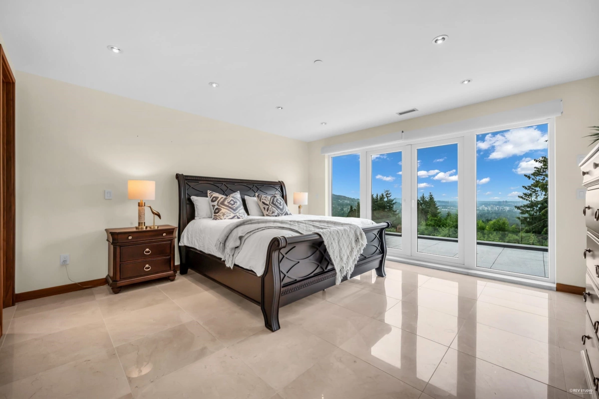 Staircase Photo of 518 Ballantree Place, West Vancouver, BC