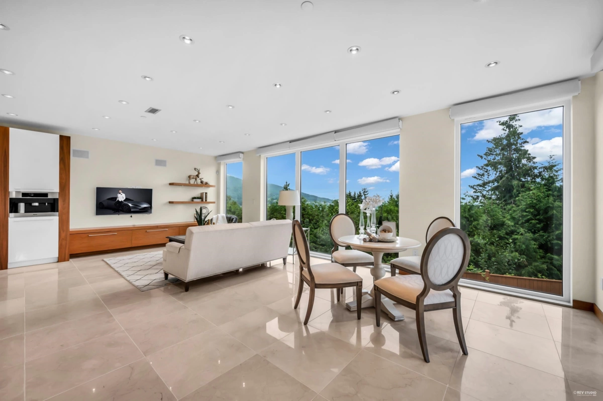 Walk-In Closet Photo of 518 Ballantree Place, West Vancouver, BC