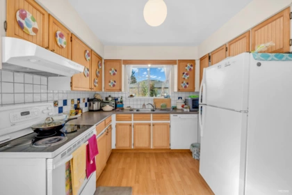 Kitchen Island Photo of 9040 Glenallan Gate, Richmond, BC