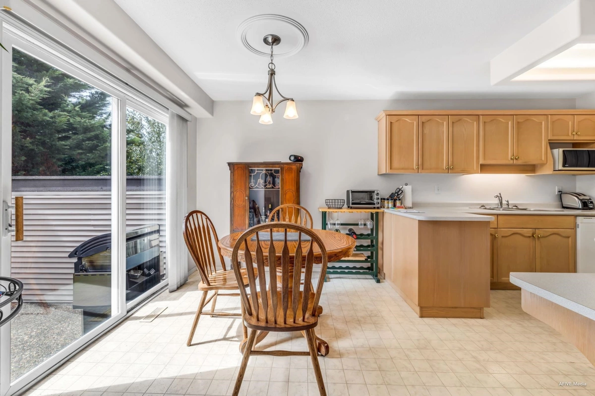 Living Room Photo of 101 46360 Valleyview Road, Chilliwack, BC